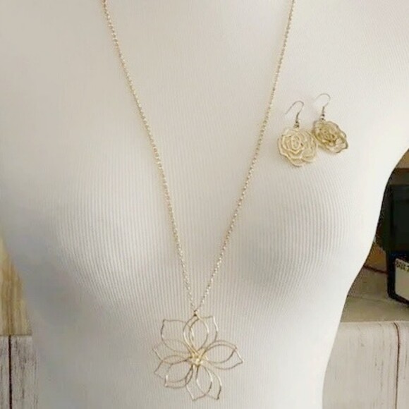 Charming Charlie Wire Flower Necklace & Earrings - Picture 3 of 11